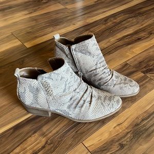 Size 7.5 snakeskin-like tan/light brown booties by Baretraps